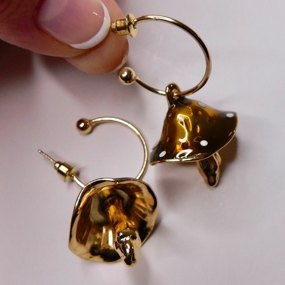 NEW Dotted Mushroom Gold Metallic Earrings Mushrooms Dangle Dangling Toadstools - Picture 3 of 7